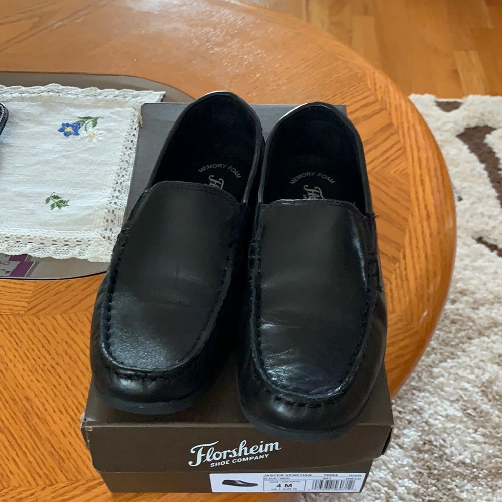 Florsheim 4M boys dress shoe. Like new. Black.